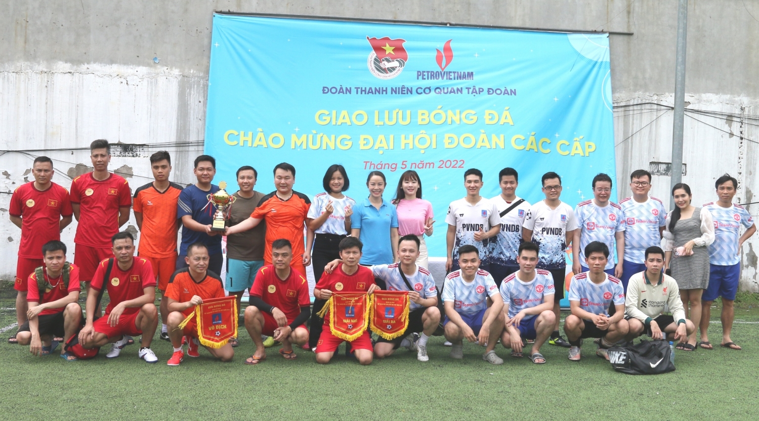 Đoàn Thanh niên Cơ quan Tập đoàn bế mạc giải bóng đá chào mừng Đại hội Đoàn các cấp Đoàn Thanh niên Cơ quan Tập đoàn bế mạc giải bóng đá chào mừng Đại hội Đoàn các cấp