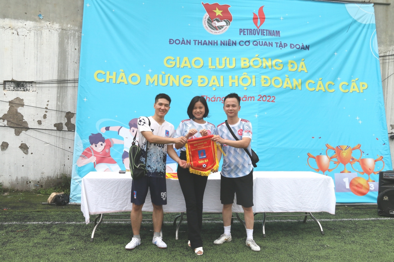 Đoàn Thanh niên Cơ quan Tập đoàn bế mạc giải bóng đá chào mừng Đại hội Đoàn các cấp Đoàn Thanh niên Cơ quan Tập đoàn bế mạc giải bóng đá chào mừng Đại hội Đoàn các cấp