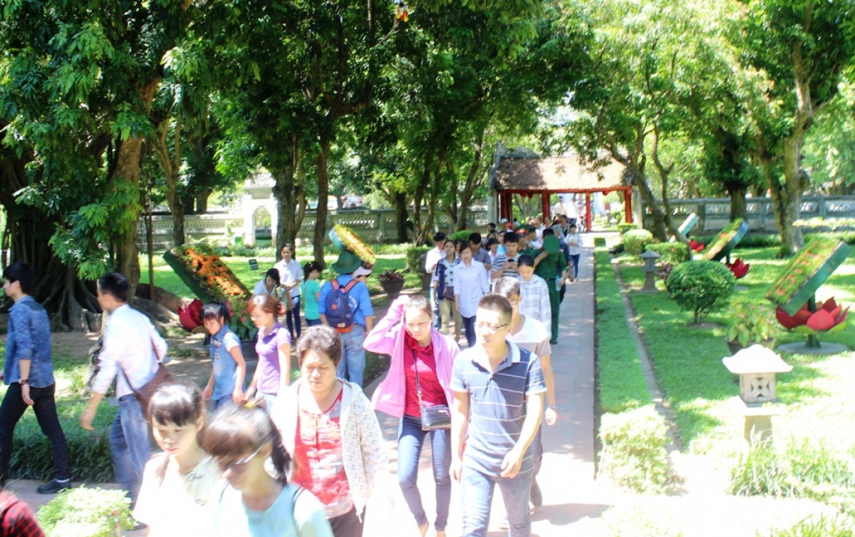 Sĩ tử đổ về Văn Miếu cầu may trước ngày vượt vũ môn