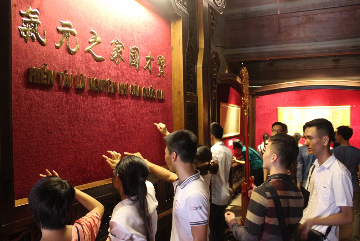 Sĩ tử đổ về Văn Miếu cầu may trước ngày vượt vũ môn