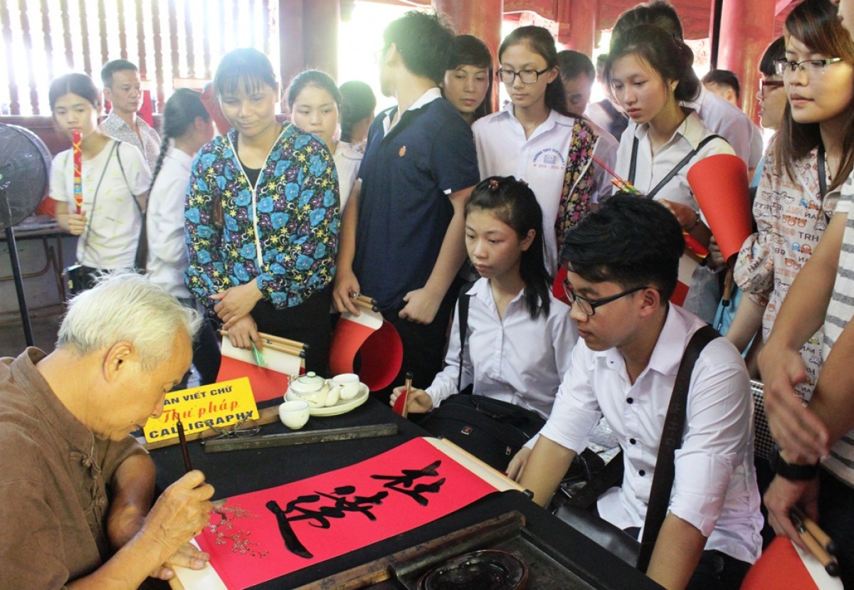 Sĩ tử đổ về Văn Miếu cầu may trước ngày vượt vũ môn