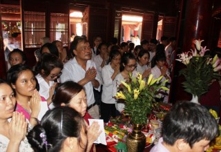 Sĩ tử đổ về Văn Miếu cầu may trước ngày vượt vũ môn