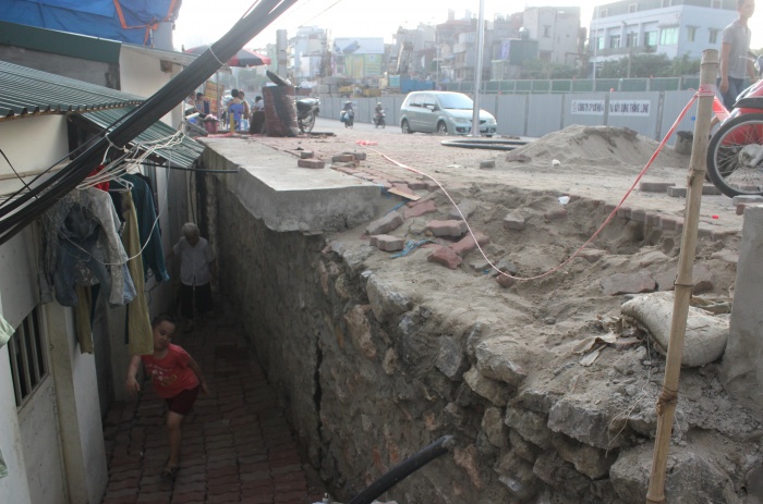 Hà Nội: Đường nghìn tỷ biến nhà dân thành “hầm” ha noi duong nghin ty bien nha dan thanh ham