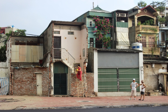 Hà Nội: Đường nghìn tỷ biến nhà dân thành “hầm” ha noi duong nghin ty bien nha dan thanh ham