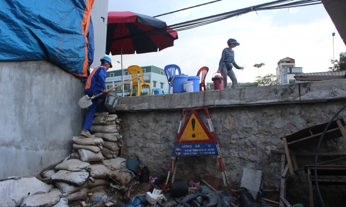 Hà Nội: Đường nghìn tỷ biến nhà dân thành “hầm” ha noi duong nghin ty bien nha dan thanh ham