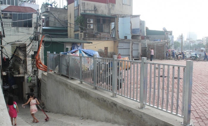 Hà Nội: Đường nghìn tỷ biến nhà dân thành “hầm” ha noi duong nghin ty bien nha dan thanh ham