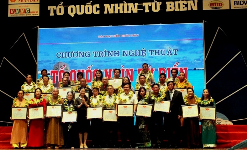 sau lang chuong trinh nghe thuat to quoc nhin tu bien