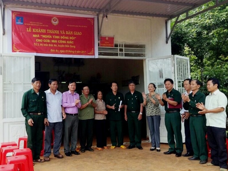 ban giao 2 nha nghia tinh dong doi tai dak nong