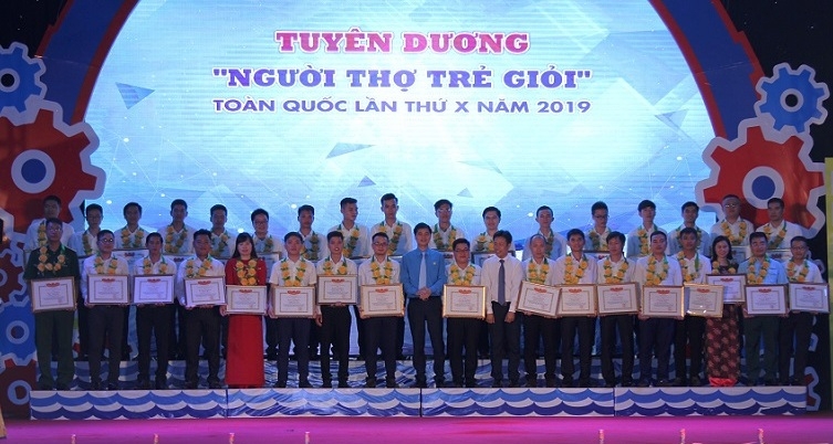 8 dai dien tuoi tre dau khi nhan giai thuong nguoi tho tre gioi toan quoc lan thu x
