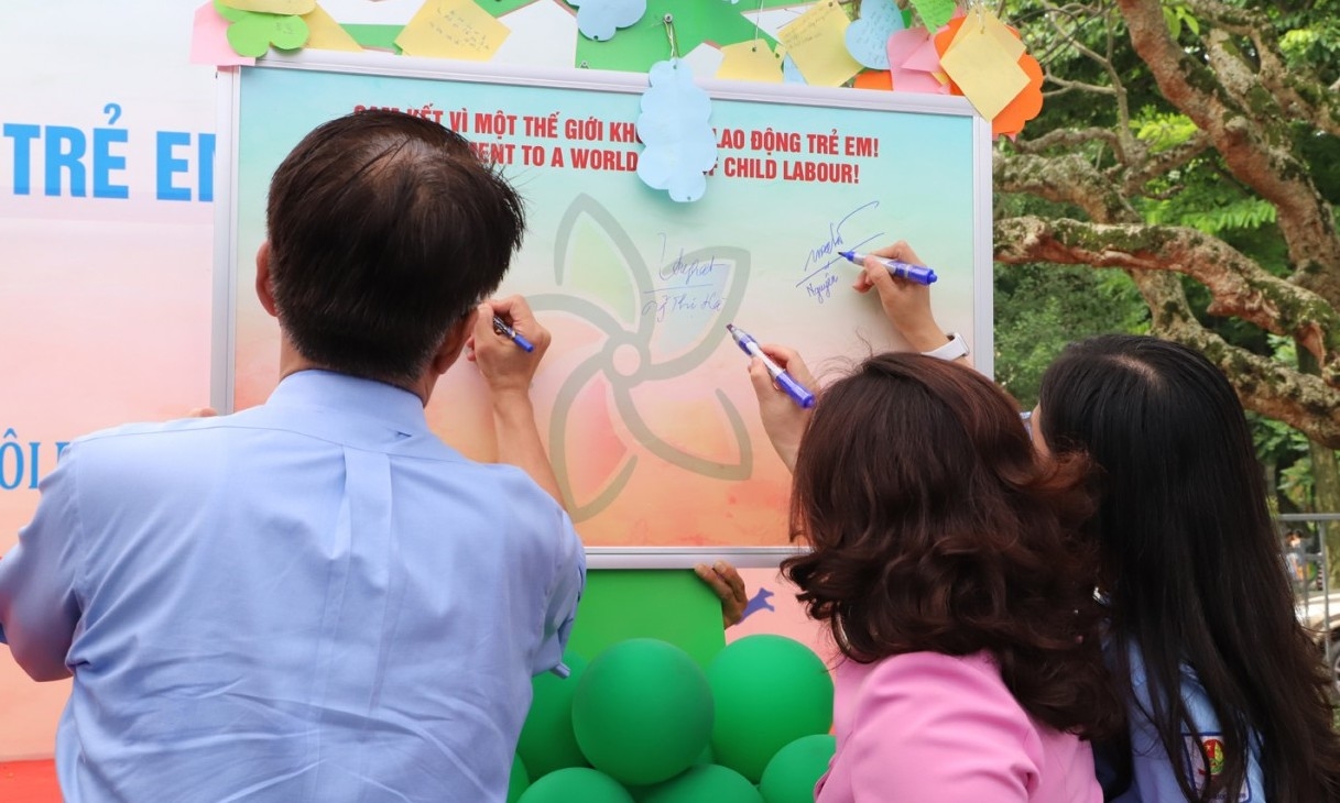 dung de tre lam viec tren dong ruong hay de tre nuoi duong uoc mo