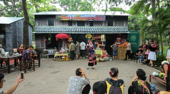 hon 6 van khach tham quan trai nghiem le hoi van hoa am thuc ha noi 2019