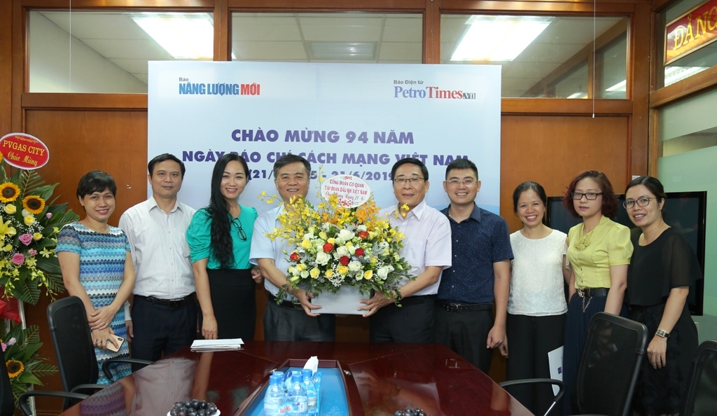 cong doan co quan tap doan chuc mung can bo phong vien bao nang luong moi petrotimes