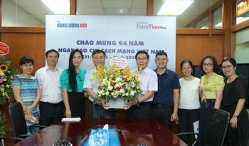 Công đoàn Cơ quan Tập đoàn chúc mừng cán bộ phóng viên Báo Năng lượng Mới - PetroTimes