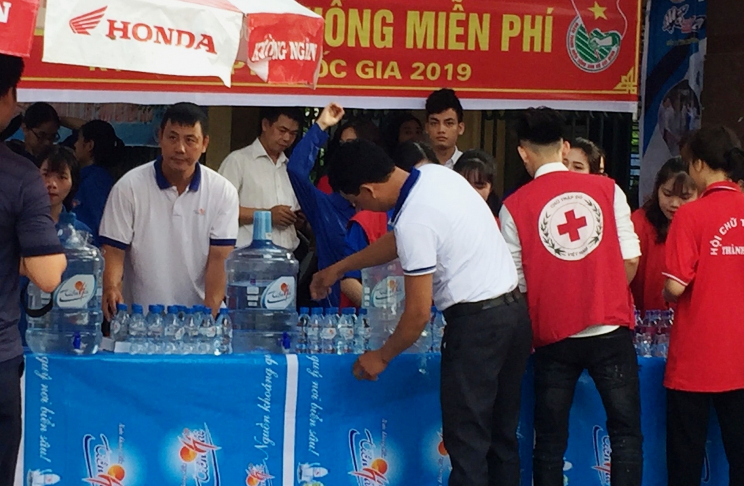 thaibinh psc tai tro gan 20000 lit nuoc khoang tien hai tiep suc mua thi