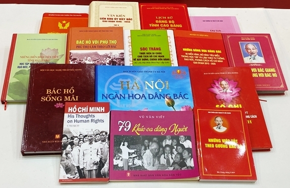 Triển lãm hơn 200 tài liệu, bài viết và hiện vật về “Những tấm gương bình dị mà cao quý”