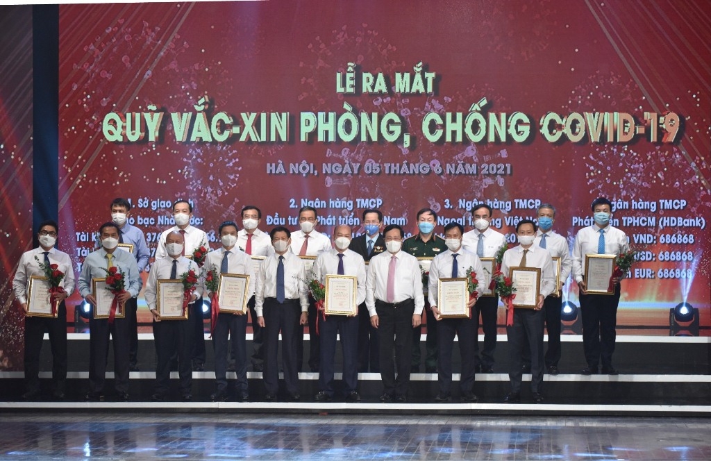Petrovietnam trao 400 tỉ đồng xây dựng Quỹ vắc-xin phòng, chống Covid-19