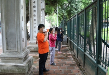 Phụ huynh, sĩ tử vái vọng cầu may bên ngoài Văn Miếu - Quốc Tử Giám