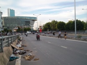 Nhếch nhác cầu vượt qua Đại lộ Thăng Long