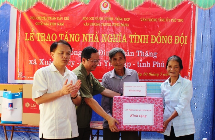 hoi ccb pvn trao nha nghia tinh dong doi tai phu tho