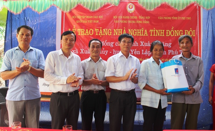 hoi ccb pvn trao nha nghia tinh dong doi tai phu tho