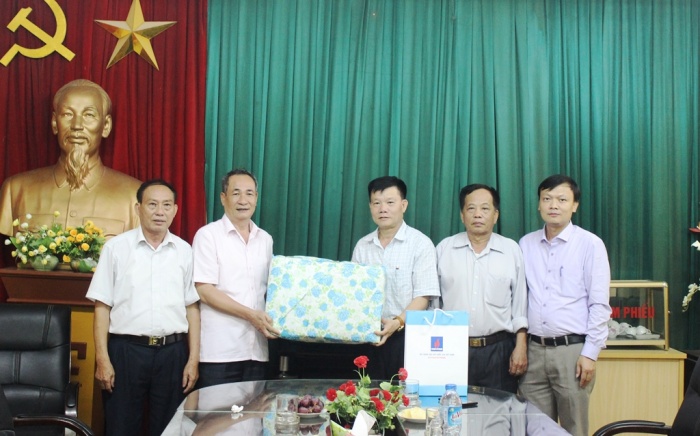 tham hoi tang qua cac gia dinh chinh sach tinh hung yen
