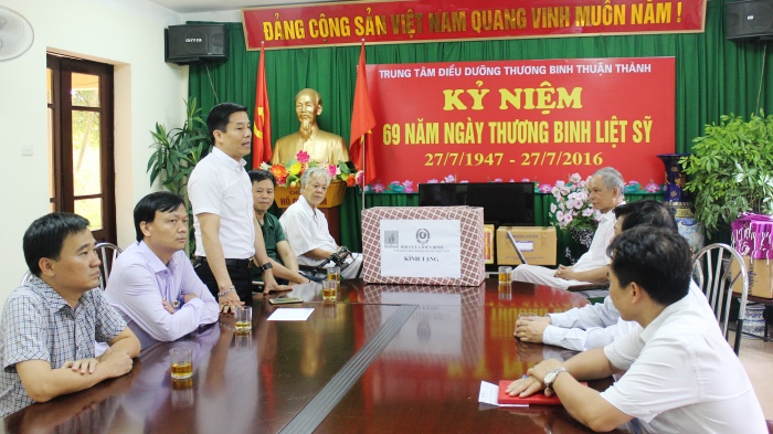 tham hoi va tang qua trung tam dieu duong thuong binh thuan thanh