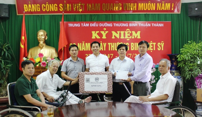 tham hoi va tang qua trung tam dieu duong thuong binh thuan thanh
