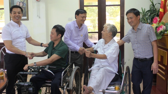 tham hoi va tang qua trung tam dieu duong thuong binh thuan thanh