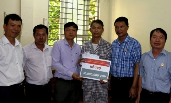 Hội CCB Tập đoàn thăm, tặng quà hội viên bị bệnh hiểm nghèo