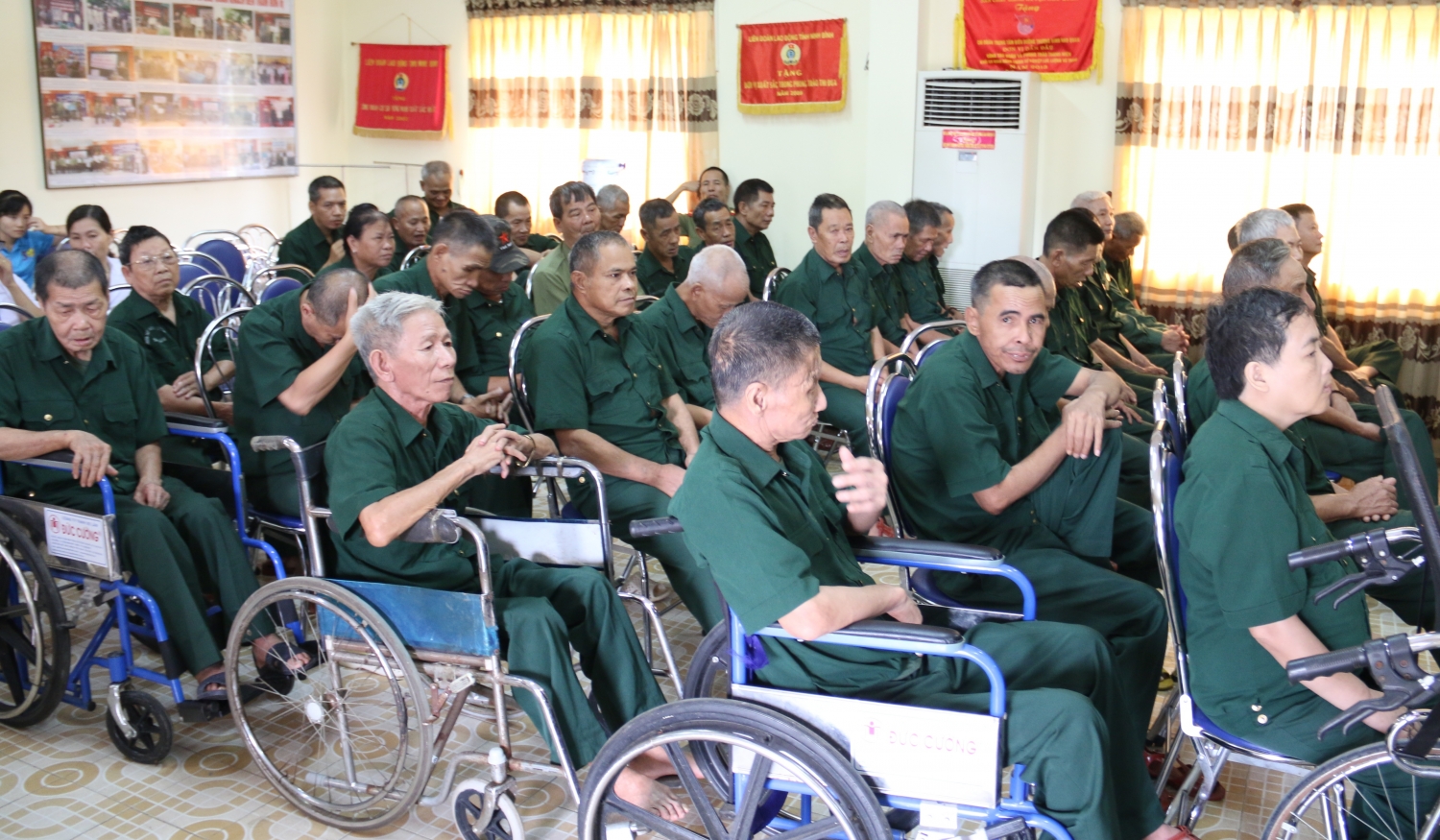 tham hoi va tang qua trung tam dieu duong thuong binh nho quan