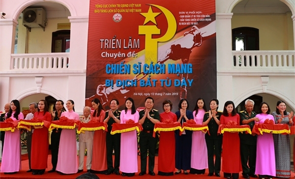 trung bay tu lieu quy ve chien si cach mang bi dich bat tu day