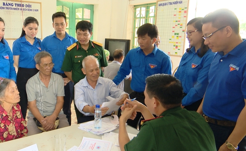 tham hoi tang qua cac gia dinh chinh sach tinh nghe an