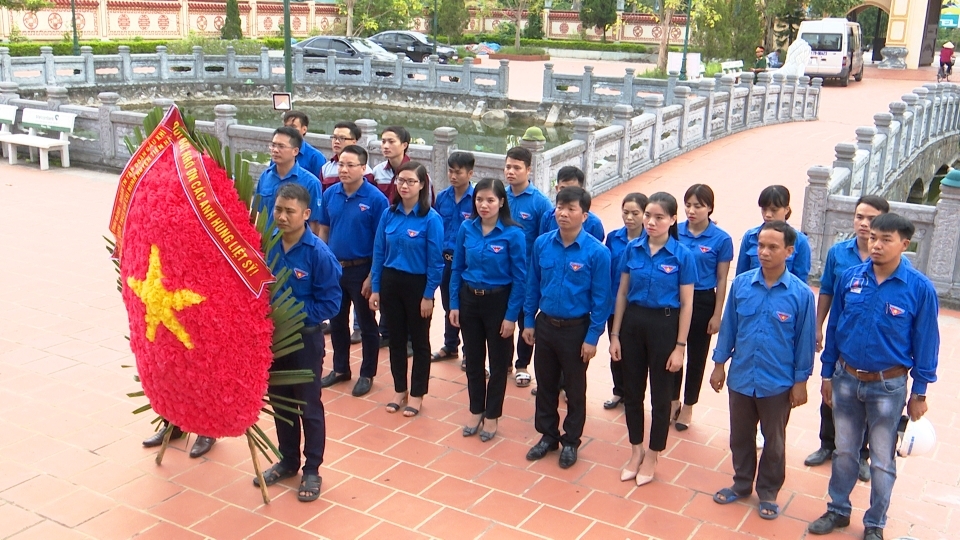 dang huong tuong niem cac anh hung liet si tai nghia trang liet si viet lao