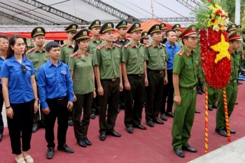 Dâng hương tưởng niệm tại Nghĩa trang liệt sĩ Việt – Lào