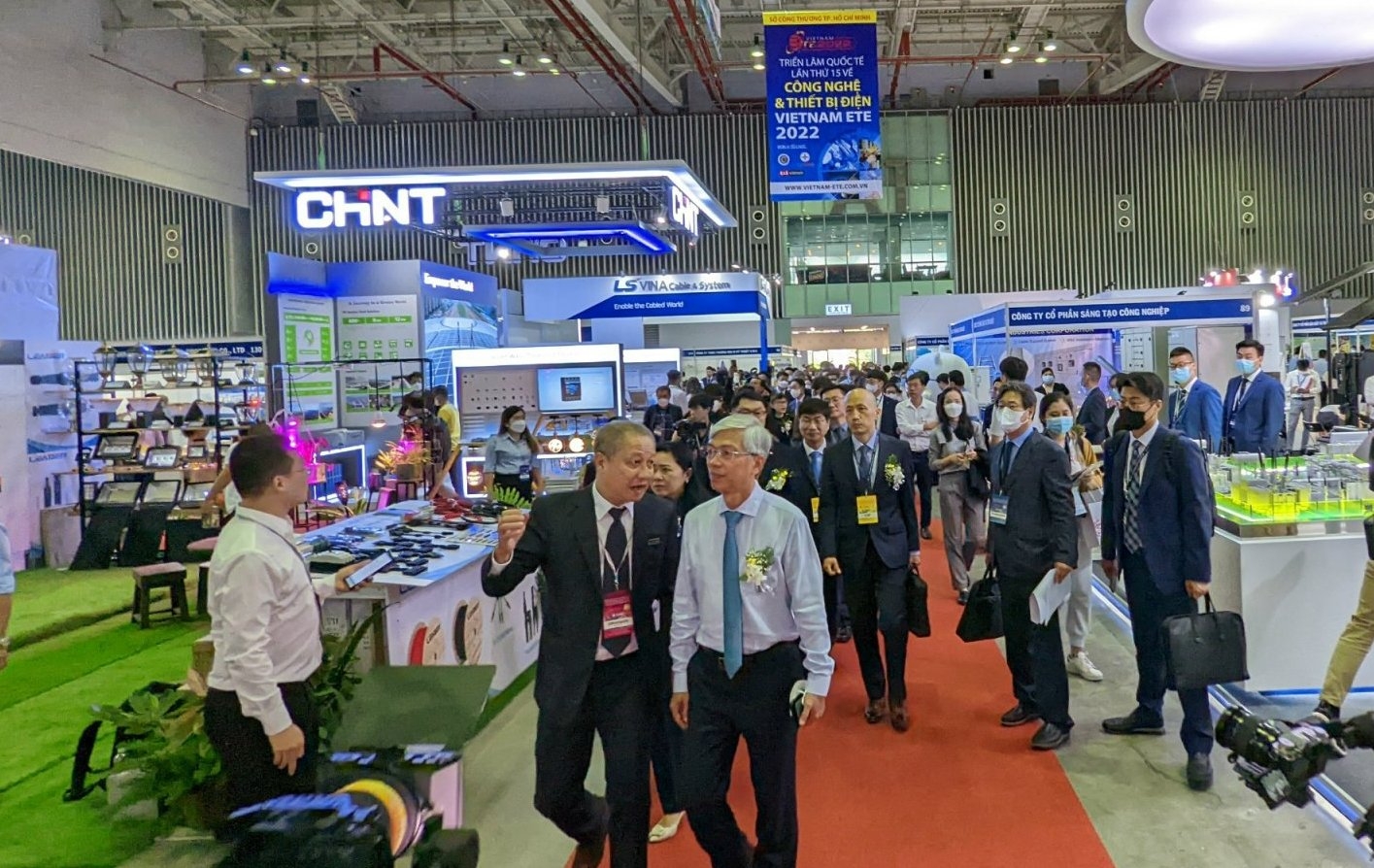 Trưng bày thiết bị, công nghệ điện và năng lượng xanh tại Vietnam ETE & Enertec Expo 2022