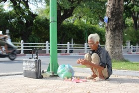 Chuyện ông lão ngồi bên hồ bện “rác nilon" thành... đồ lưu niệm