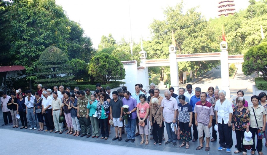 Cán bộ hưu trí PVN về thăm di tích Ngã ba Đồng Lộc