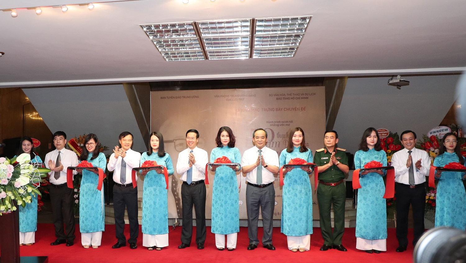 trung bay hon 250 tai lieu hien vat ve di chuc cua chu tich ho chi minh