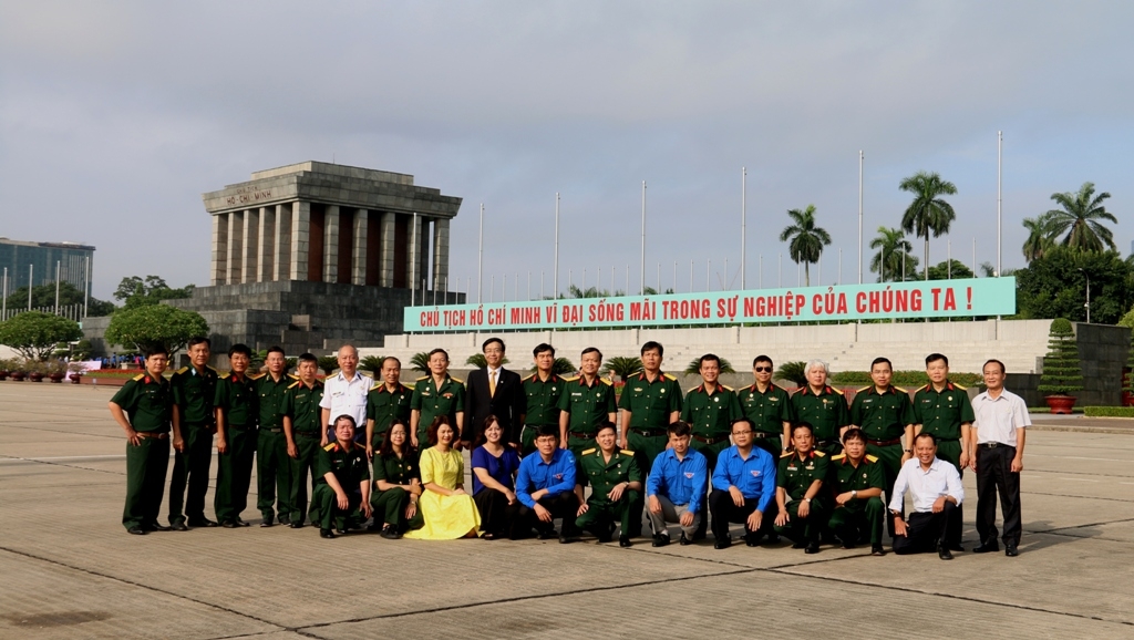 hoi ccb tap doan dang hoa tuong niem va vao lang vieng chu tich ho chi minh