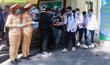 CSGT Hà Nội tiếp sức sĩ tử khẩu trang, nước uống