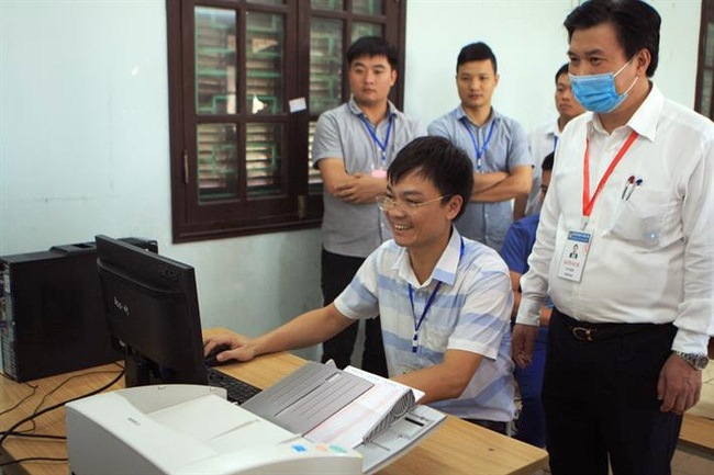 cham thi tot nghiep thpt tuyet doi khong duoc bao thu va phai dat quyen loi cua thi sinh len tren het