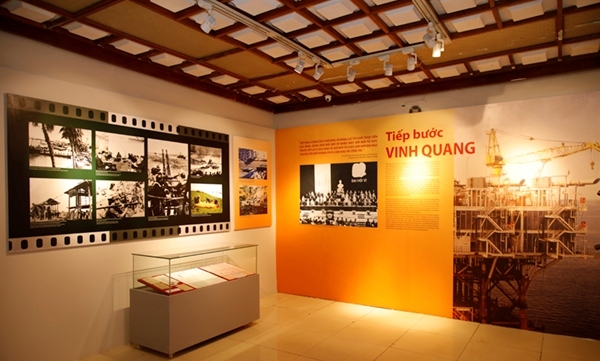 trung bay hon 300 tu lieu quy cach mang thang tam moc son lich su