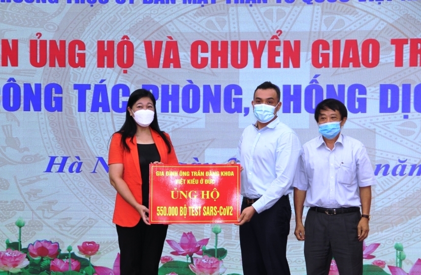 Hà Nội chuyển giao 50 máy thở cho Đại học Y Hà Nội