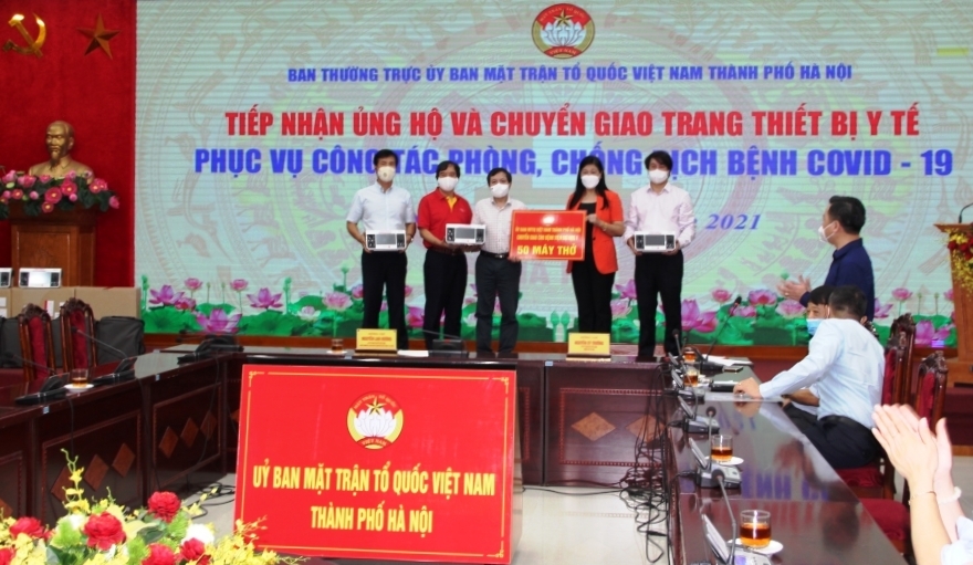 Hà Nội chuyển giao 50 máy thở cho Đại học Y Hà Nội