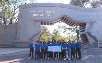 Đoàn Thanh niên PV Power dâng hương tưởng niệm tại Nghĩa trang liệt sĩ quốc gia Trường Sơn