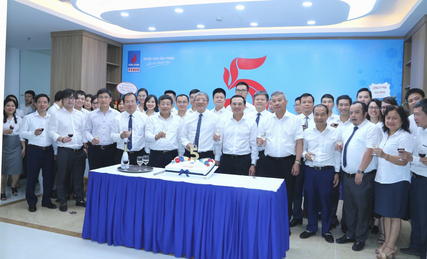 Petrovietnam công bố và trao quyết định bổ nhiệm lại Giám đốc và Phó giám đốc PVNDB