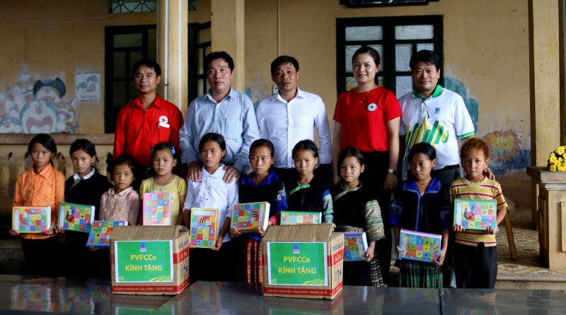 pvfcco chia se voi dong bao vung lu mu cang chai yen bai