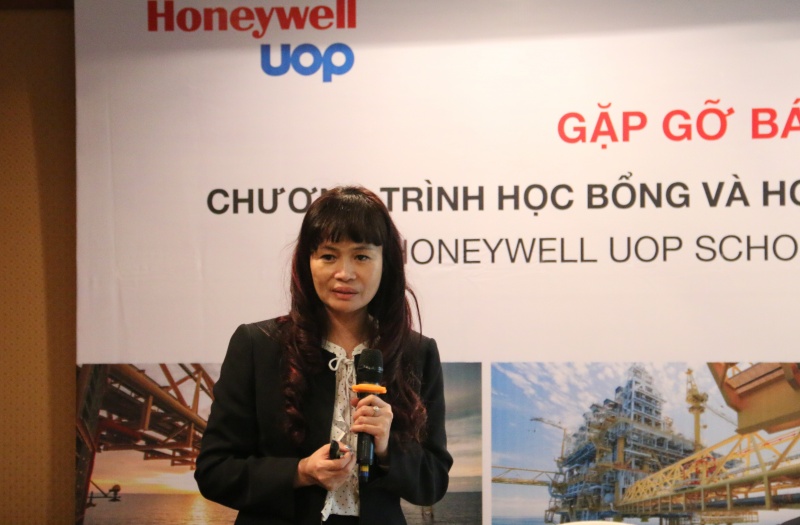 honeywell uop trao tang hoc bong cho sinh vien pvu