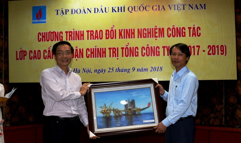 Trao đổi kinh nghiệm công tác giữa Học viện Chính trị khu vực I với PVN trao doi kinh nghiem cong tac giua hoc vien chinh tri khu vuc i voi pvn