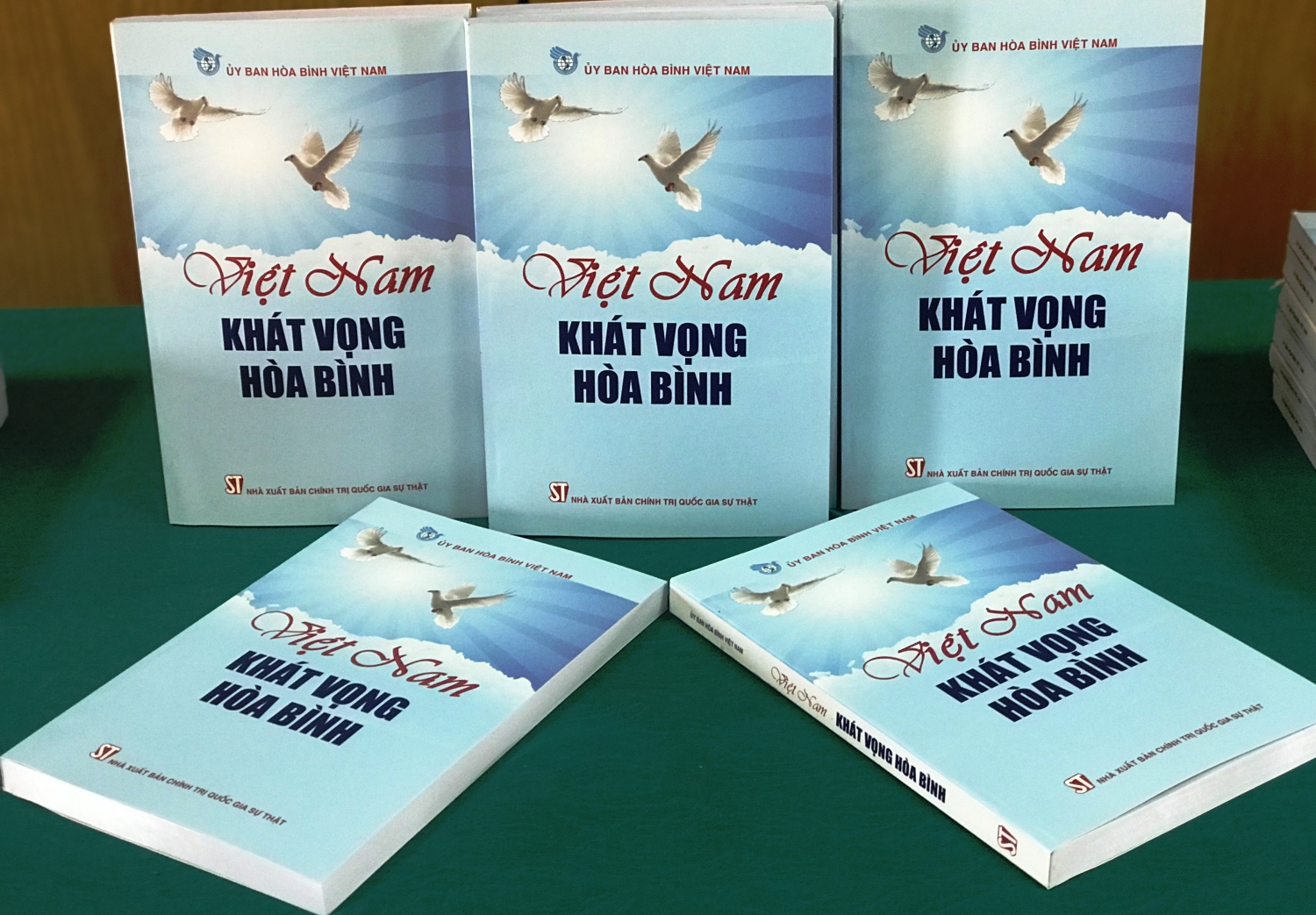 ra mat sach viet nam khat vong hoa binh